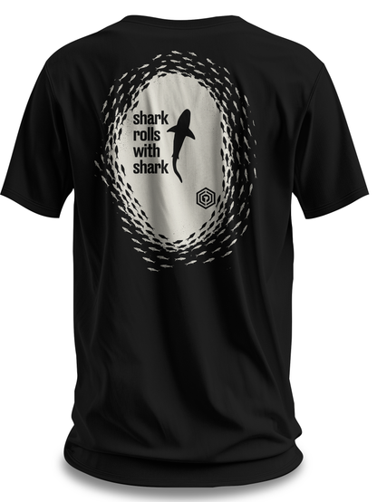 Tubarão nada com tubarão