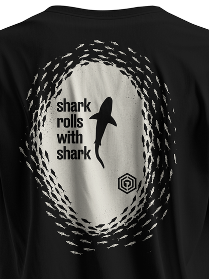 Tubarão nada com tubarão